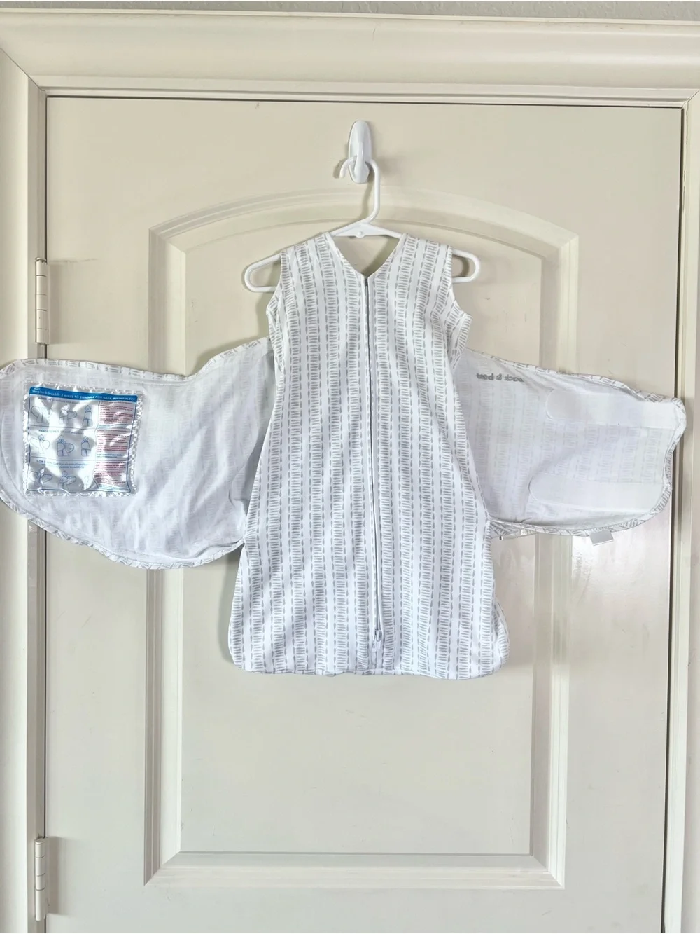 HALO SleepSack Swaddle - Gray/White Pattern - Newborn (NB) 0-3 Months
